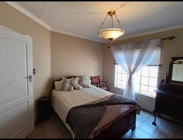 6 BEDROOM HOUSE FOR SALE IN CASHAN